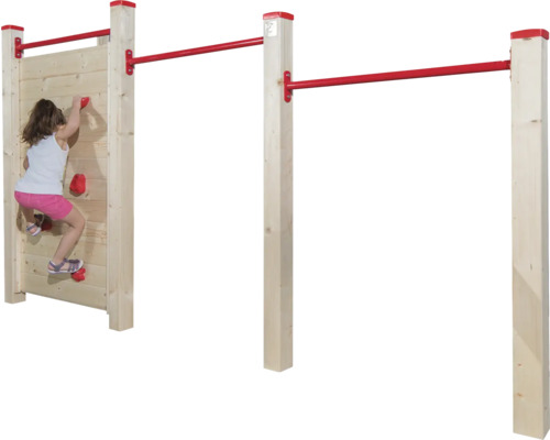 Un enfant escalade un mur d''escalade avec barre de traction en bois