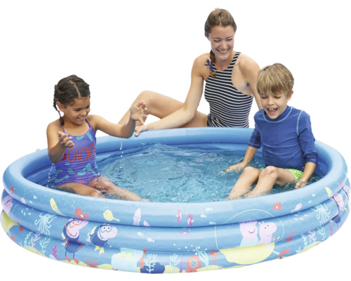 Piscine gonflable avec des enfants jouant et un adulte dans le jardin