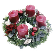 Adventskranz mit vier Kerzen, Kugeln und Tannenzapfen