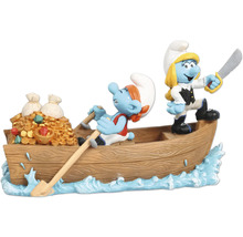 Schlumpf-Figur in einem Boot mit Schatz