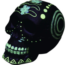 Dekorativer Totenkopf mit floralen und geometrischen Elementen