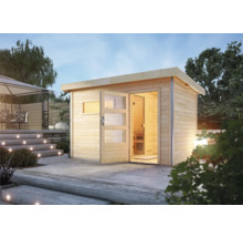 Sauna en bois dans le jardin avec porte ouverte