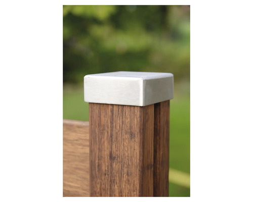 Pfostenabdeckung aus Edelstahl auf einem Holzpfosten