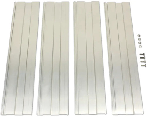 Vier weiße, geriffelte Kunststoffplatten mit zugehörigen Schrauben