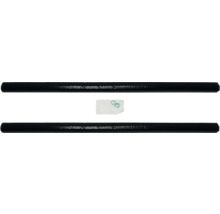 Zwei schwarze Heizkörperrohre und Dichtungsringe in einer Verpackung