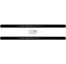 Zwei schwarze Dachträger mit Montagezubehör