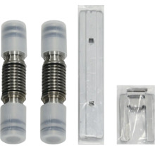 Zwei Wellrohrverbinder, eine Montageschiene und ein Befestigungsclip.