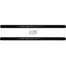 Zwei schwarze Heizungsrohre mit einer Packung Dichtungsringen