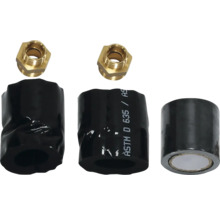 Zwei Messingverschraubungen und drei schwarze Isolierstücke