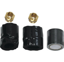 Abbildung von zwei goldenen Messingverschraubungen und drei schwarzen Muffen