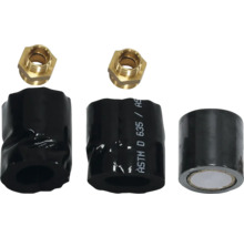 Blick auf Messingverschraubungen und schwarze Isolierbandstücke