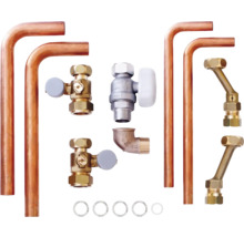 Divers tuyaux en cuivre, raccords et vannes pour installations sanitaires