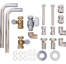 Diverses pièces d'installation sanitaire en métal, notamment des tuyaux, des vannes et des raccords.