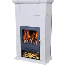 Kaminofen mit Holzfeuer und Holzlagerfach