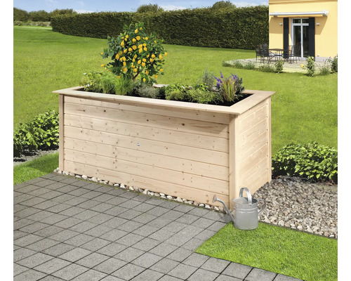 Holzpflanzkasten mit Bepflanzung und Giesskanne im Garten