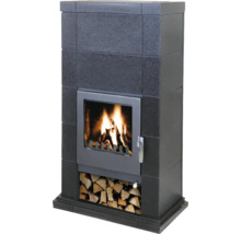 Kaminofen mit Holzfach und brennendem Feuer