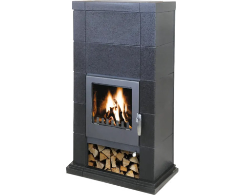 Kaminofen mit Holzfach und brennendem Feuer