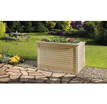 Holz-Hochbeet im Garten mit Blumen bepflanzt
