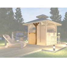 Gartenszene mit Grillkota, Grill, Sonnenliege und Barhockern auf einer Holzterrasse