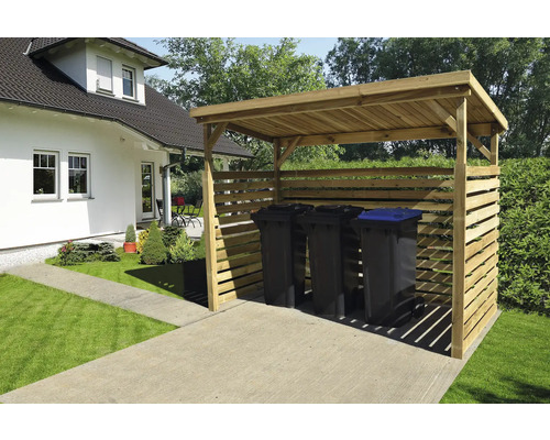 Mülltonnenbox aus Holz mit drei Mülltonnen vor einem Wohnhaus