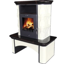 Kaminofen mit Holzfeuer und keramischer Verkleidung