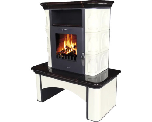 Kaminofen mit Holzfeuer und keramischer Verkleidung