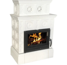 Kaminofen mit schwarzer Tür und weisser Keramikverkleidung