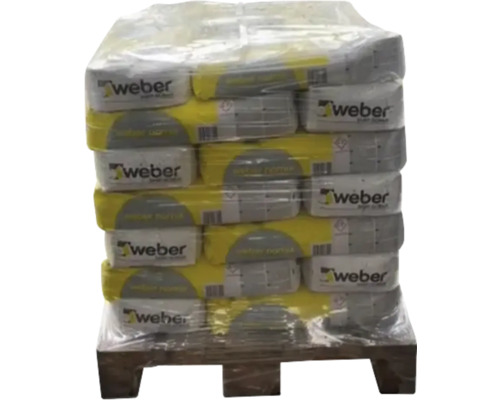 Palette de plusieurs sacs de mortier de ciment Weber, emballés sous film plastique.