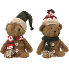 Zwei Teddybären mit Mütze und Schal als Winterdekoration