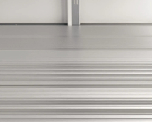Vue détaillée d''un sol de garage en aluminium avec une structure rainurée