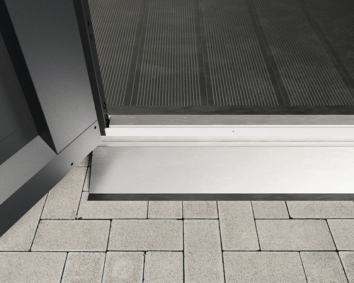 Vue détaillée d''un seuil de porte en aluminium sur des pavés