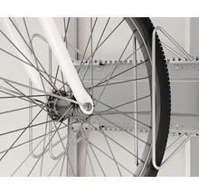 Vélo avec pneu dans un support à vélos