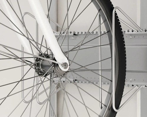 Vélo avec pneu dans un support à vélos