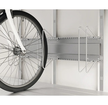 Vélo dans un support à vélos fixé au mur