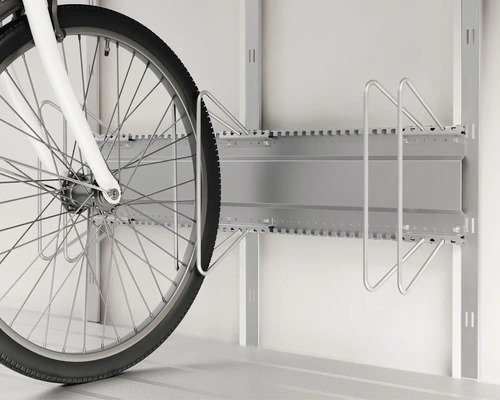 Vélo dans un support à vélos fixé au mur