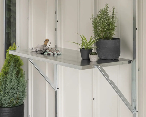 Étagère en métal avec plantes, outils de jardinage et gants montés sur un mur