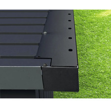 Vue détaillée d''un toit de terrasse avec des éléments métalliques