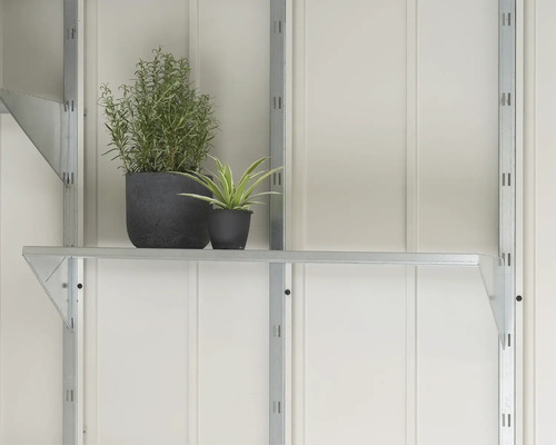 Étagère avec plantes devant un mur blanc