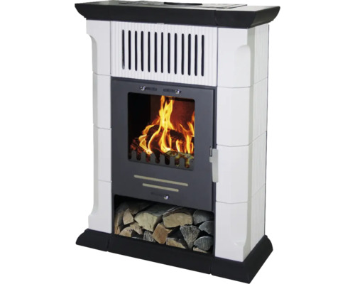 Kaminofen mit Brennholz im unteren Fach