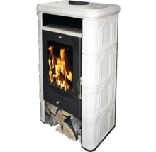 Poêle à bois avec bois de chauffage et habillage blanc