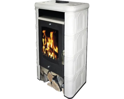 Poêle à bois avec bois de chauffage et habillage blanc