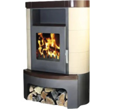 Kaminofen mit Holzfach und brennendem Feuer