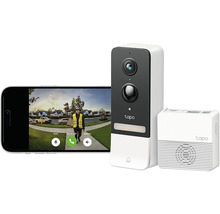 TP-Link Tapo Video-Türklingel mit Smartphone-Ansicht eines Paketboten vor der Haustür