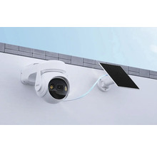 Überwachungskamera mit Solarpanel zur Stromversorgung.