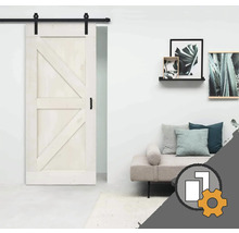 Porte coulissante en bois avec ferrures en acier dans un espace de vie
