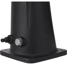 Vue détaillée d''une douche de jardin noire avec raccord et bouton rotatif