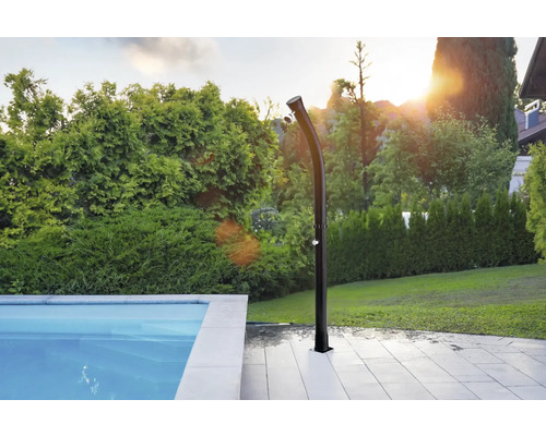 Gartenlandschaft mit Pool und Aussendusche