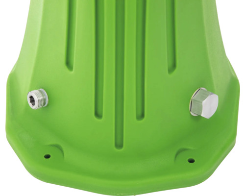 Detailansicht einer grünen Gartendusche mit Wasseranschluss