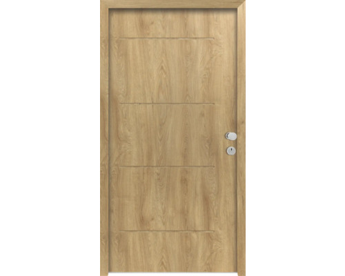 Holztür mit horizontalen Fräsungen und Türbeschlägen