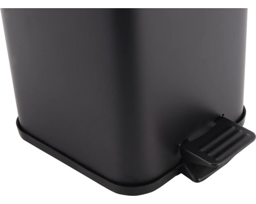 Gros plan d''une poubelle à pédale noire.